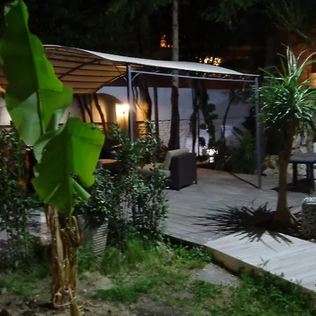 Astoria Golden House בית הארחה *