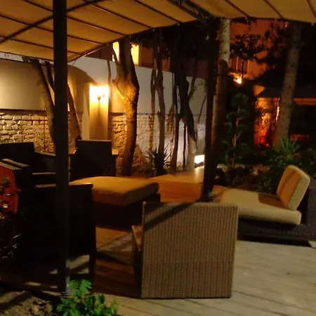 Astoria Golden House בית הארחה